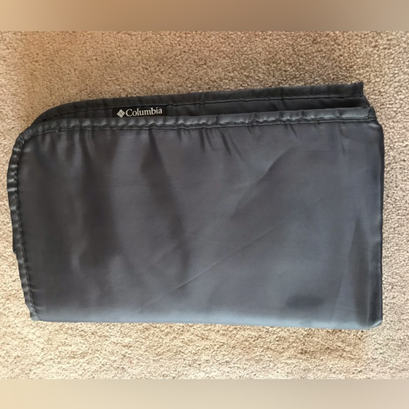 Like new steel gray & black Unisex Columbia diaper bag with changing pad - Picture 10 of 10